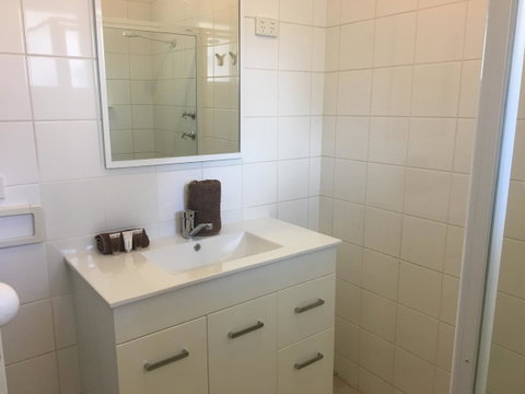 Esperance Central Accommodation - Winery Find 10