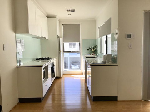 Gerring Court With Free 1 Car Bay Parking - Winery Find 10