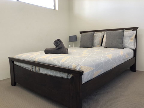 Gerring Court With Free 1 Car Bay Parking - Winery Find 3