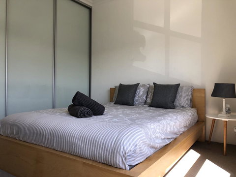 Gerring Court With Free 1 Car Bay Parking - Winery Find 2