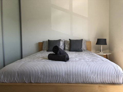 Gerring Court With Free 1 Car Bay Parking - Winery Find 0