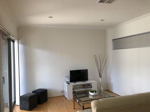 Gerring Court With Free 1 Car Bay Parking - Winery Find 13