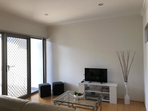 Gerring Court With Free 1 Car Bay Parking - Winery Find 12