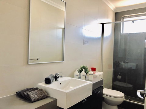 Gerring Court With Free 1 Car Bay Parking - Winery Find 6