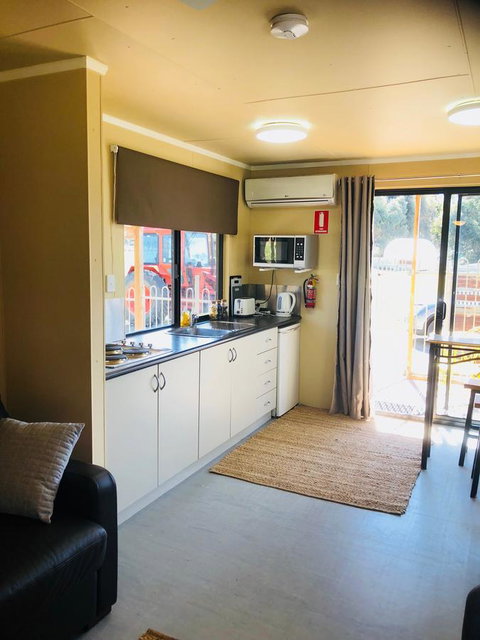 Kendenup Cottages And Lodge - Winery Find 9