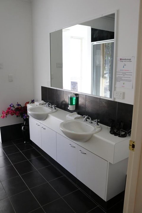 Kendenup Cottages And Lodge - Winery Find 18