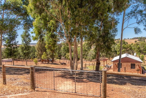 'Bindoon Valley Escape' Cottage - Winery Find 11