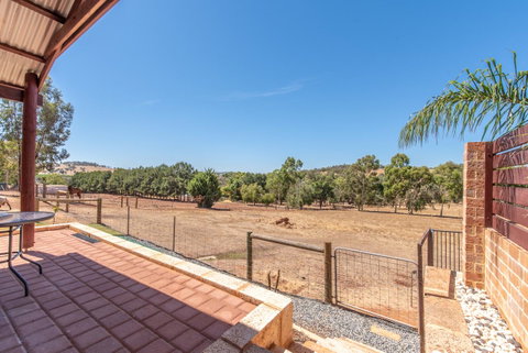 'Bindoon Valley Escape' Cottage - Winery Find 7