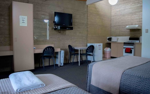 Hopetoun Motel & Chalet Village - Winery Find 35