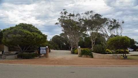Hopetoun Motel & Chalet Village - Winery Find 12