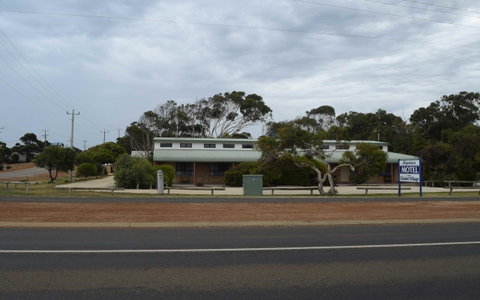 Hopetoun Motel & Chalet Village - Winery Find 18