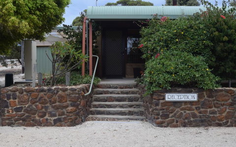 Hopetoun Motel & Chalet Village - Winery Find 9