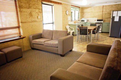 Hopetoun Motel & Chalet Village - Winery Find 8