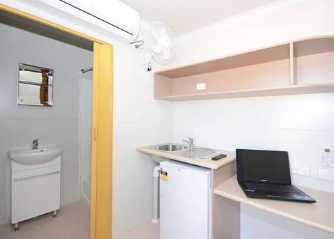 Meekatharra Accommodation Centre - Winery Find 9
