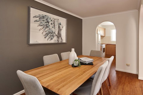 Elphin Serviced Apartments - Winery Find 23