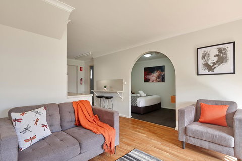 Elphin Serviced Apartments - Winery Find 11