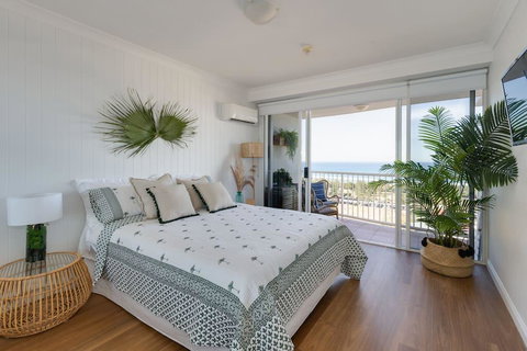 NEW Beautiful 2 Bed Ocean Views In Broadbeach - Winery Find 0
