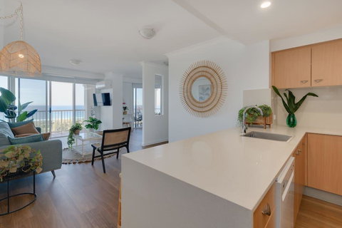 NEW Beautiful 2 Bed Ocean Views In Broadbeach - Winery Find 2
