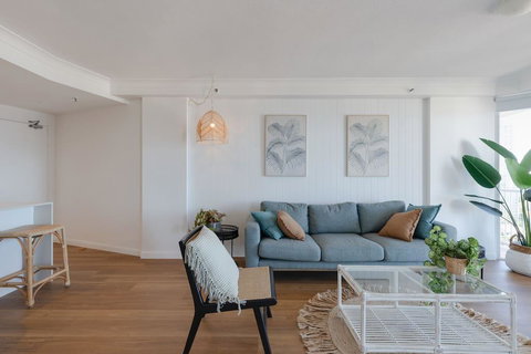 NEW Beautiful 2 Bed Ocean Views In Broadbeach - Winery Find 1