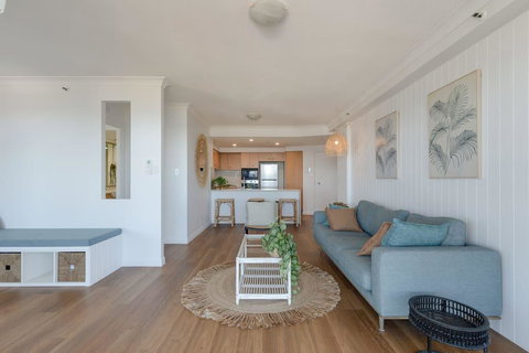 NEW Beautiful 2 Bed Ocean Views In Broadbeach - Winery Find 3
