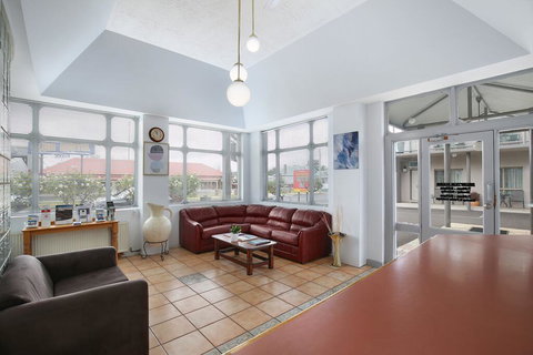 New England Motor Inn - Winery Find 3