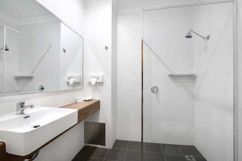 New England Motor Inn - Winery Find 1