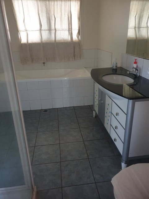 Newell Hwy Caravan Park - Winery Find 1