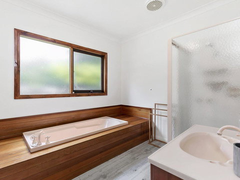 NICHE ON NOBLE - Ever Changing Vista - Winery Find 1