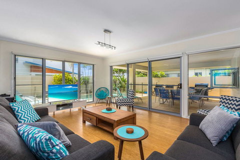 Ocean Blue On Salt Beach - Winery Find 1