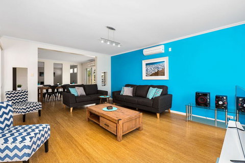 Ocean Blue On Salt Beach - Winery Find 2