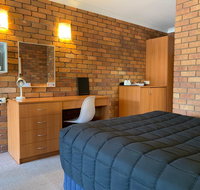 Peter Allen Motor Inn - Winery Find