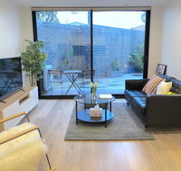 Pride Bentleigh Apartment with Private Garden - Winery Find