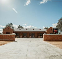 Red Waratah Accommodation - Winery Find