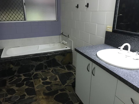 Royal Palm Cottage, Entire Two Bedroom 2 Bathroom House With Pool - Winery Find 3