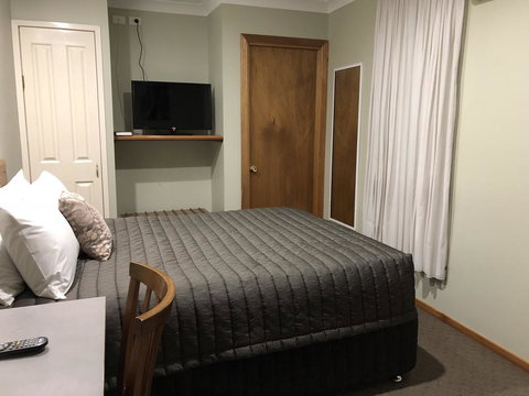 Roydons Motor Inn - Winery Find 3