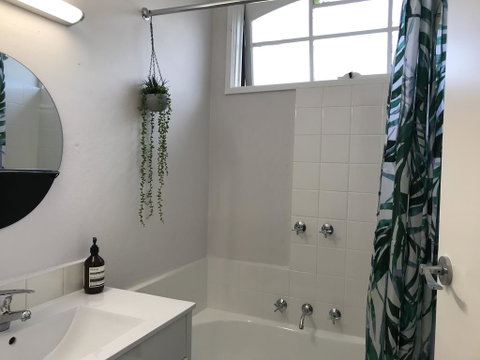 Santa Monica Apartment - Winery Find 1