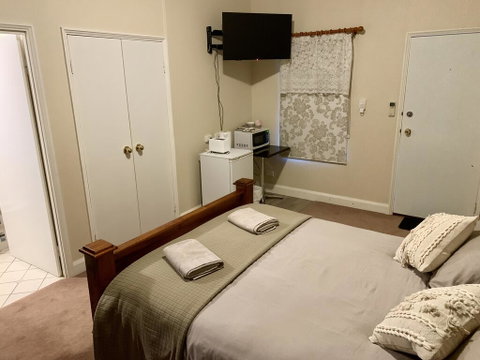 Settlers Hotel York - Winery Find 2
