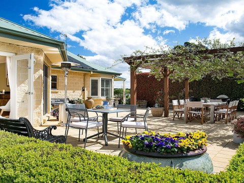 Sinden Park - Garden, Swimming Pool, Rural Vistas - Winery Find 0