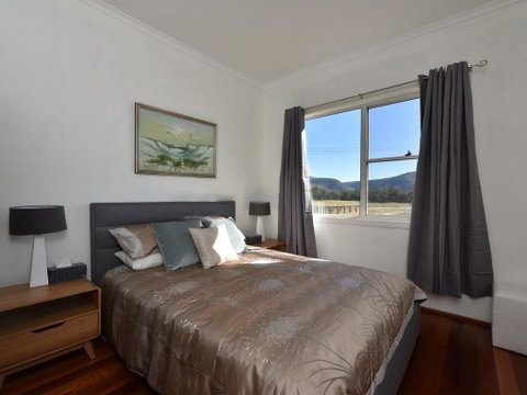 Somerville Wines Farmstay In Broke, Super Cute House On Working Farm. Walk For Miles. - Winery Find 3