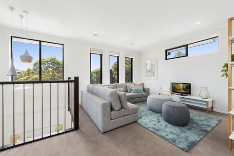 Spacious 4-Bed House With Parking And Backyard - Winery Find 0