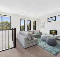Spacious 4-Bed House with Parking and Backyard - Winery Find
