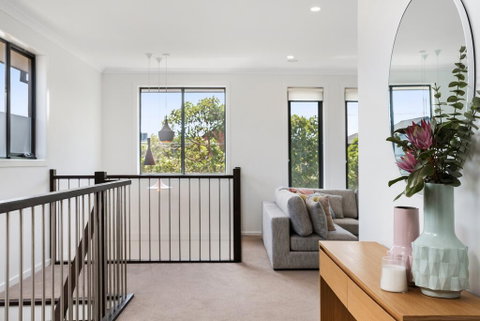Spacious 4-Bed House With Parking And Backyard - Winery Find 1