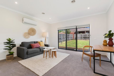 Spacious 4-Bed House With Parking And Backyard - Winery Find 3