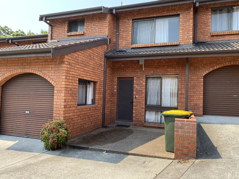Spacious Townhouse In Wollongong - Winery Find 3