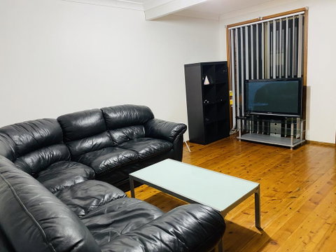 Spacious Townhouse In Wollongong - Winery Find 1