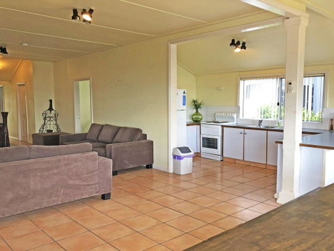 Stillwater', 25 Victoria Parade - Large Cottage Across From The Water Sleeping 13 - Winery Find 2