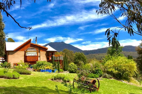 STUNNING HOME WITH AMAZING VIEWS - Just 20 Mins To The City And Only 10 To MONA! - Winery Find 1