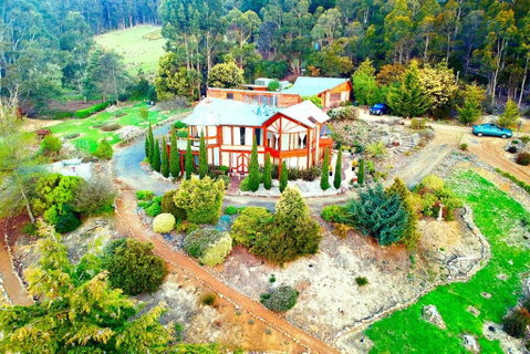 STUNNING HOME WITH AMAZING VIEWS - Just 20 Mins To The City And Only 10 To MONA! - Winery Find 2