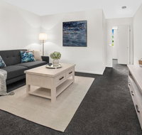 Stylish Split Level Apartment 13 Minutes From City - Winery Find