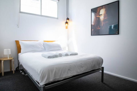 Stylish Warehouse Convert 2 Bedroom Apartment - Winery Find 3